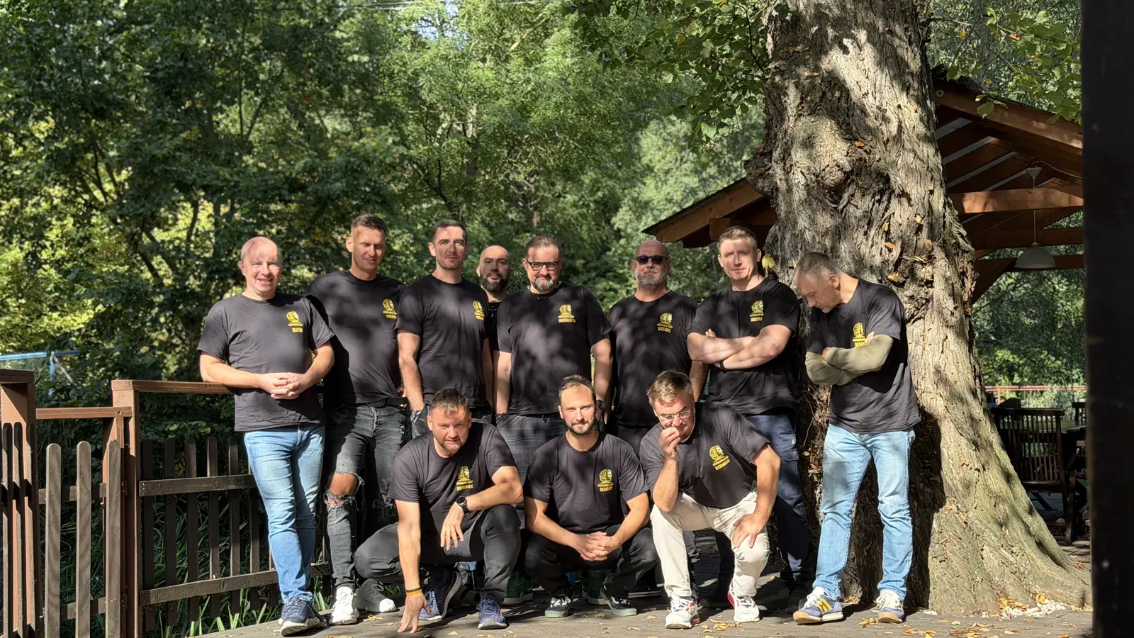 Uczestnicy Mentalista Camp na wspólnym zdjęciu pod drzewem