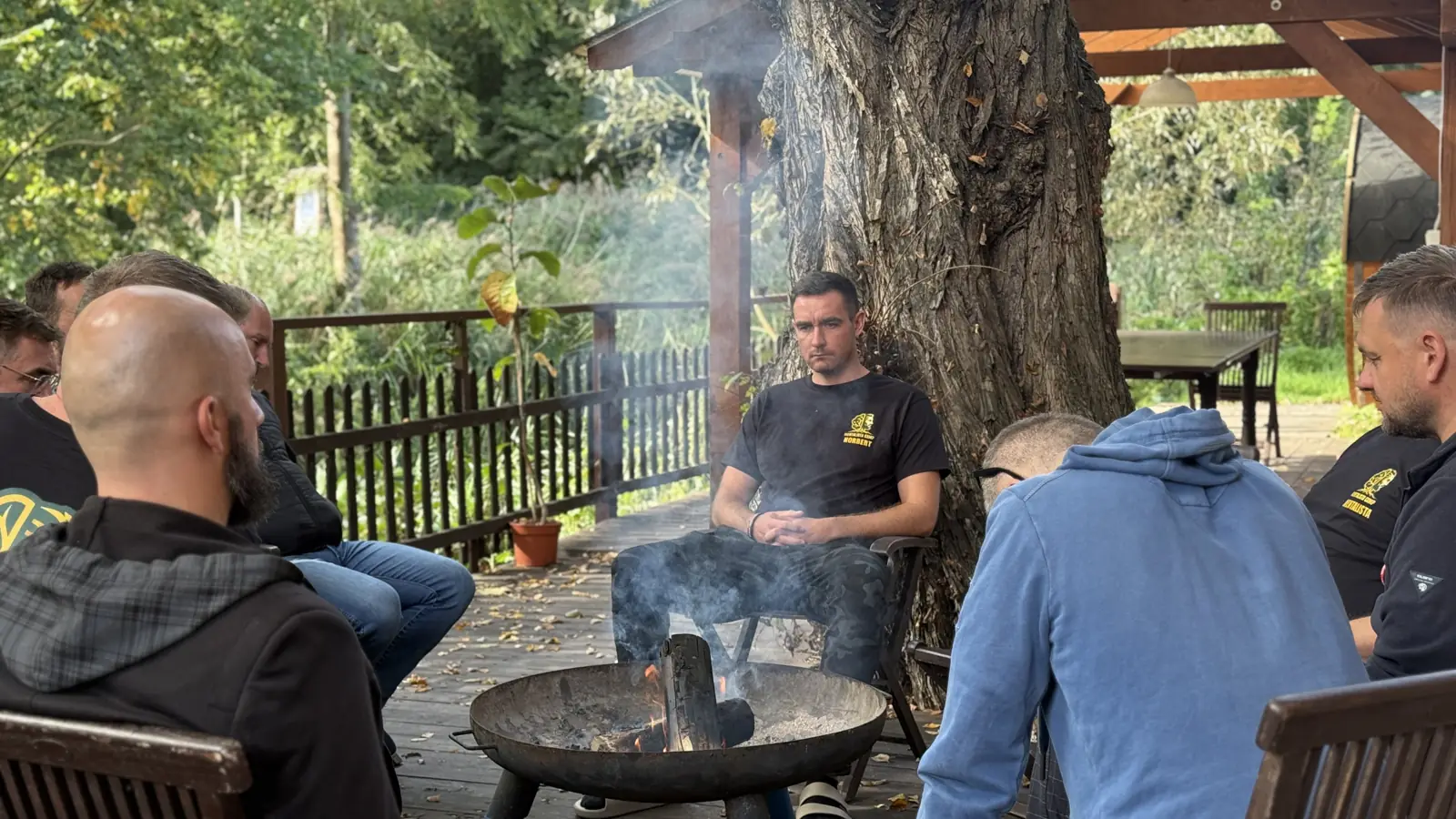 Rozmowa w kręgu przy ognisku