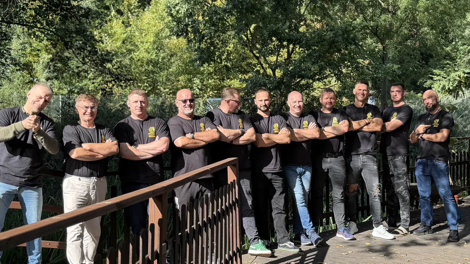 Uczestnicy Mentalista Camp stoją w szeregu